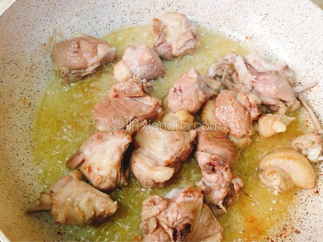 煎至两面金黄，熬出鸭油