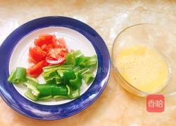 青椒番茄炒鸡蛋的做法图解1