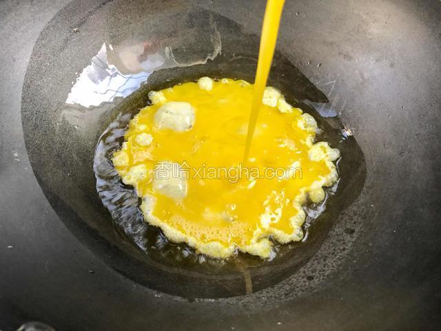 倒入蛋液