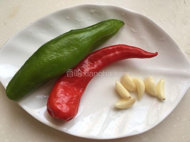 辣椒洗净。