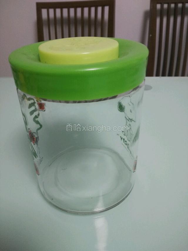 准备玻璃瓶一个干净无水迹