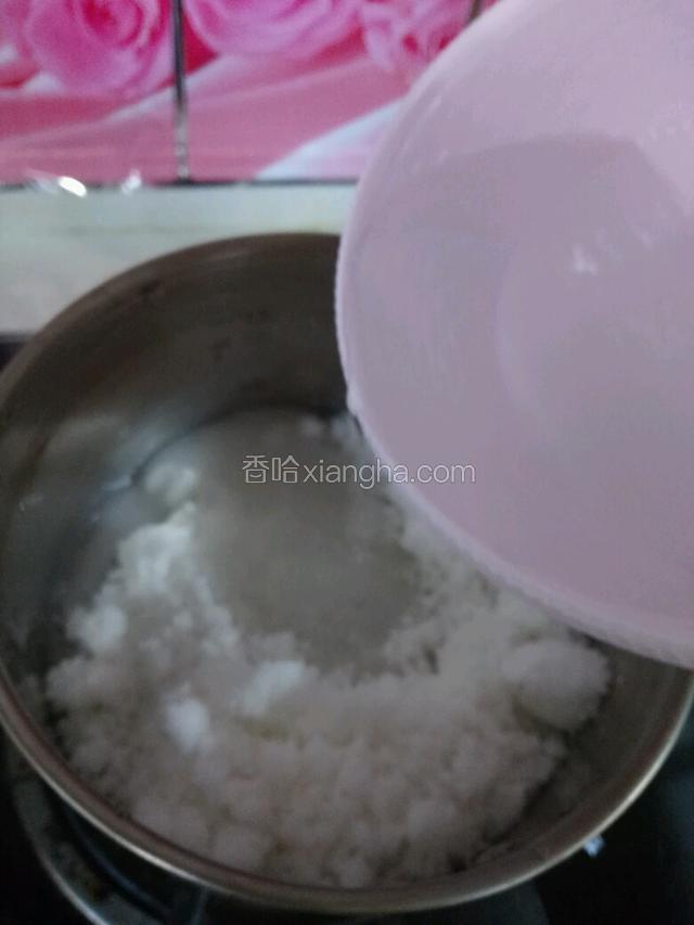 糖放锅内，加入水，开中小火熬制