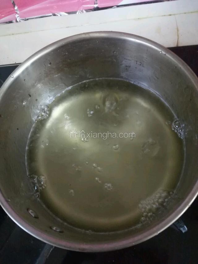 糖全部化开了，然后倒入柠檬汁，转小火慢慢熬制，倒入柠檬汁后就不能搅拌了