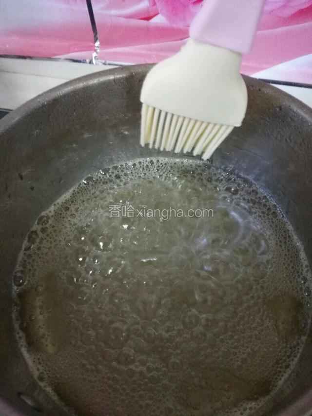 如果糖水贱到锅边上，可用刷子蘸点水涂一下，贱出的糖水会回流到锅内