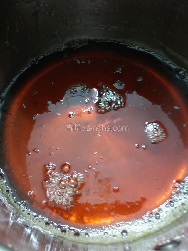 熬制成淡虎珀色，比蜂蜜稀点就可关火了