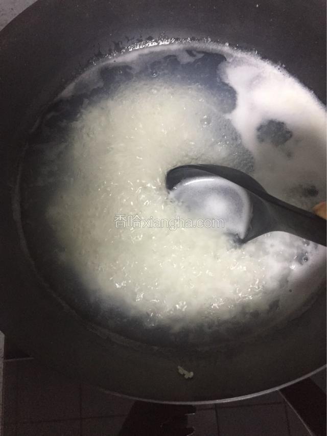 期间锅中用铲子从底部铲几下，把黏在锅底的大米铲匀了，这时可以去切红薯了，