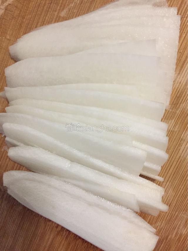 半个白萝卜竖着切薄片，