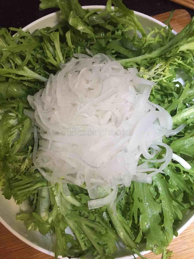 白萝卜丝摆在苦菊上，