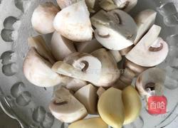 蘑菇炒青菜的做法图解2