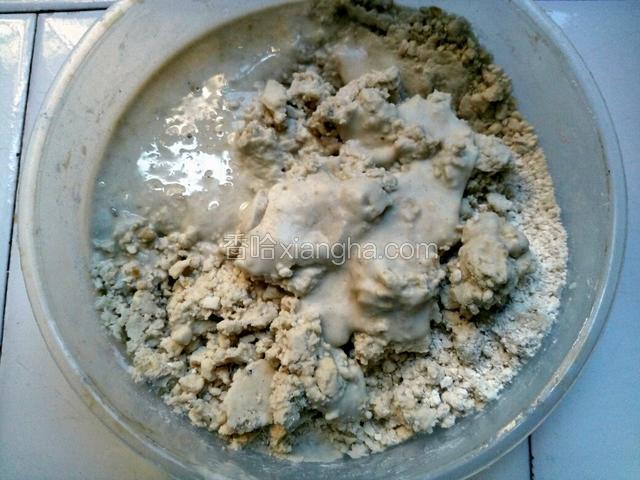 先把红薯淀粉用冷水撒上，拌均匀，在放上10分钟左右融合【全部拌湿，不需要加很多的水】