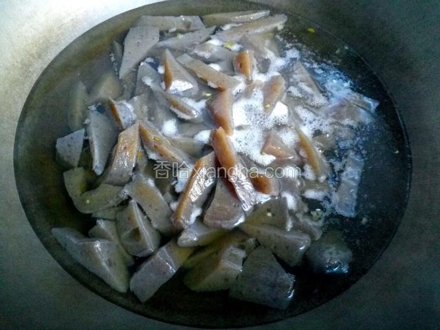 魔芋切成粗条在锅里煮5分钟左右捞出控水