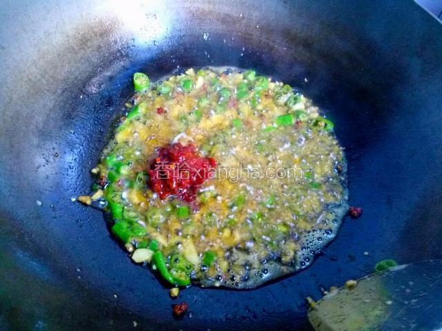 锅里烧油，在放入花椒，姜，蒜，青椒颗粒，豆瓣酱慢火炒香