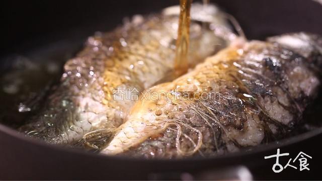 锅烧热，入菜籽油适量，待油温，入鱼煎炸；