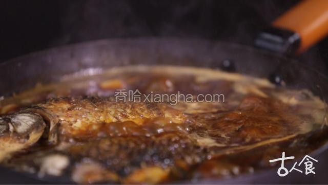 待鱼肉慢慢上色，入水没过鱼，开大火烹煮，待汤汁收尽，入盐即可。