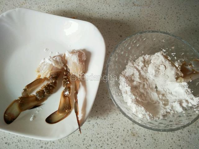 蟹的切口处蘸上干淀粉