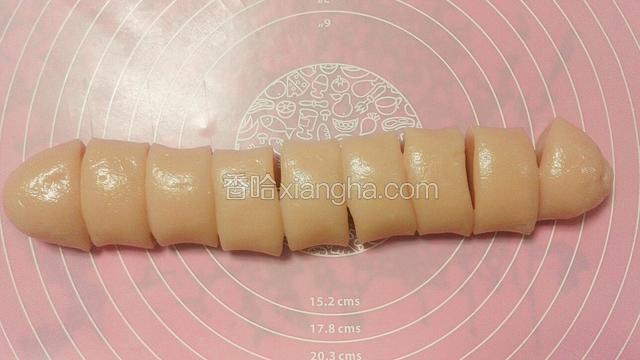 冰皮拿出来，揉成长条平均分10份（30克一个）