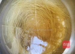 黄豆芽炒粉条的做法图解2