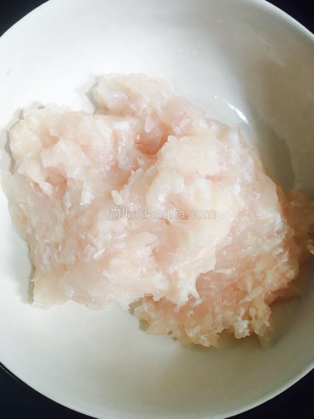 龙利鱼剁成泥放入碗里备用。