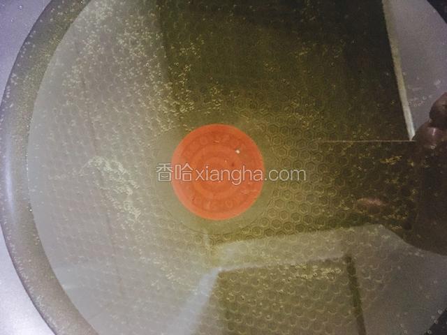 热锅放油（油要多些，因为要炸鱼丸）。