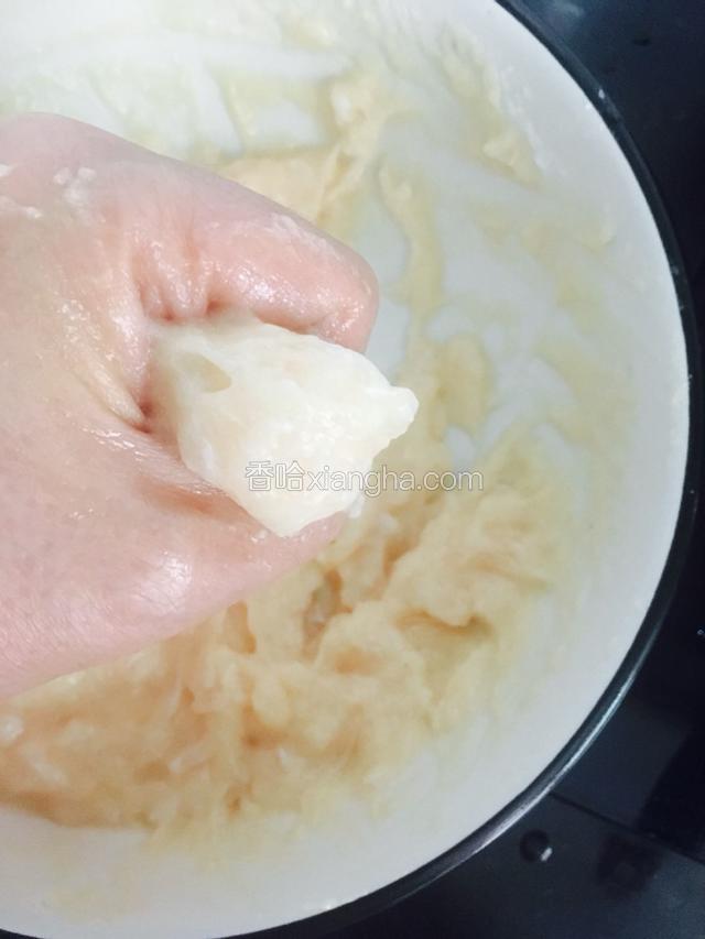 侍油温升至七成热时，用一个手挤