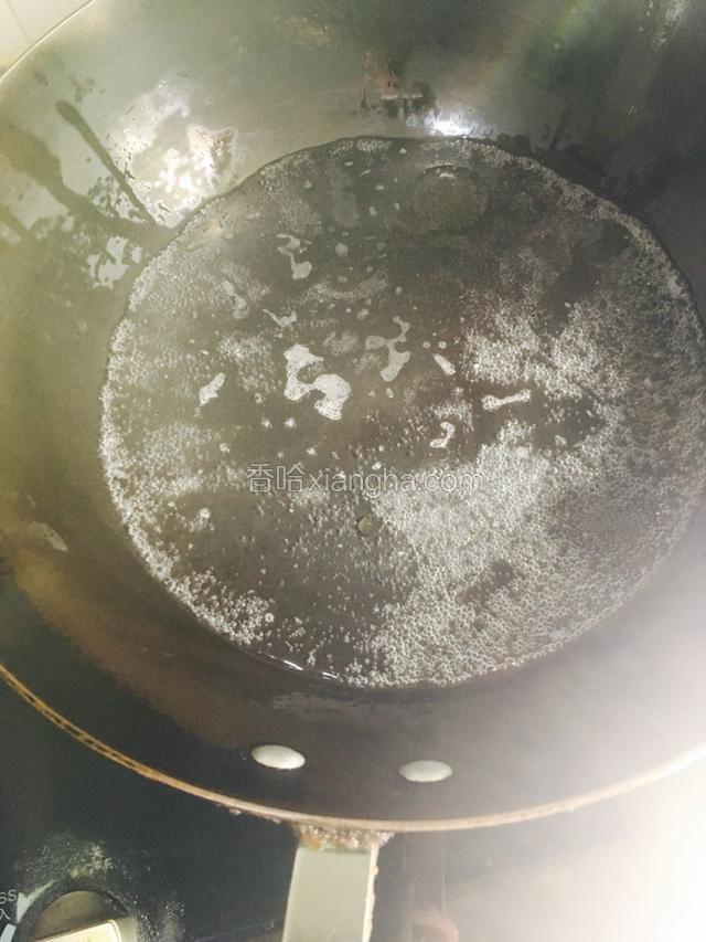 另起锅放水烧开。