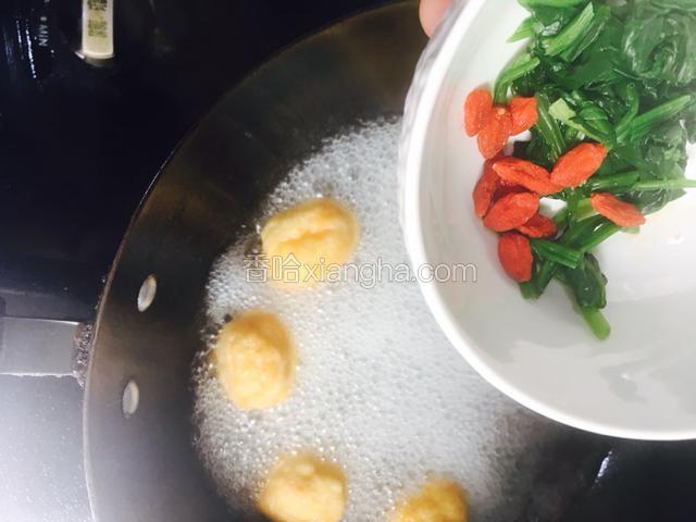 放入事先准备好菠菜和枸杞。