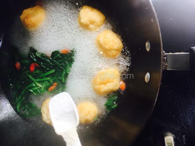 大火烧开放入盐和鸡精调味