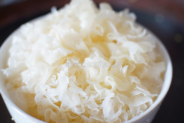 取一个鲜银耳，放在一个大碗里，用水浸泡5-10分钟