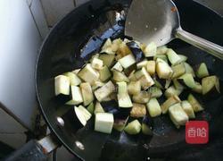 蒜蓉辣酱炒茄子的做法图解2