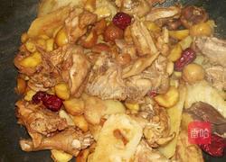 板栗淮山炖山鸡的做法图解5