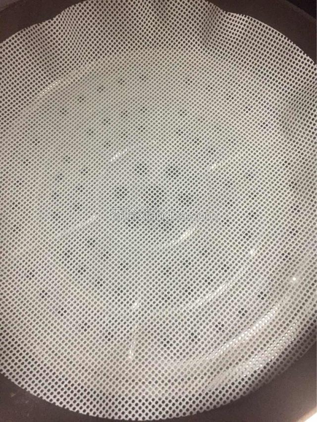 蒸笼里放入洗净擦干的不粘蒸布，没有的话用刷子在蒸笼内涂上少许油，