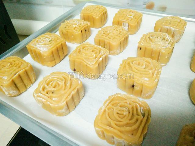 全部做好后，喷一点水在月饼表面，入烤箱180度，烤5分钟定型