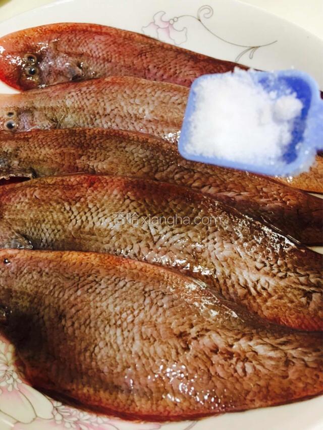 放入盐腌制