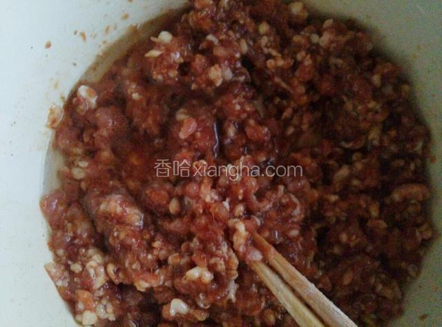 分次加入泡好的花椒水搅拌，我加了三次。花椒水作用去腥提鲜。