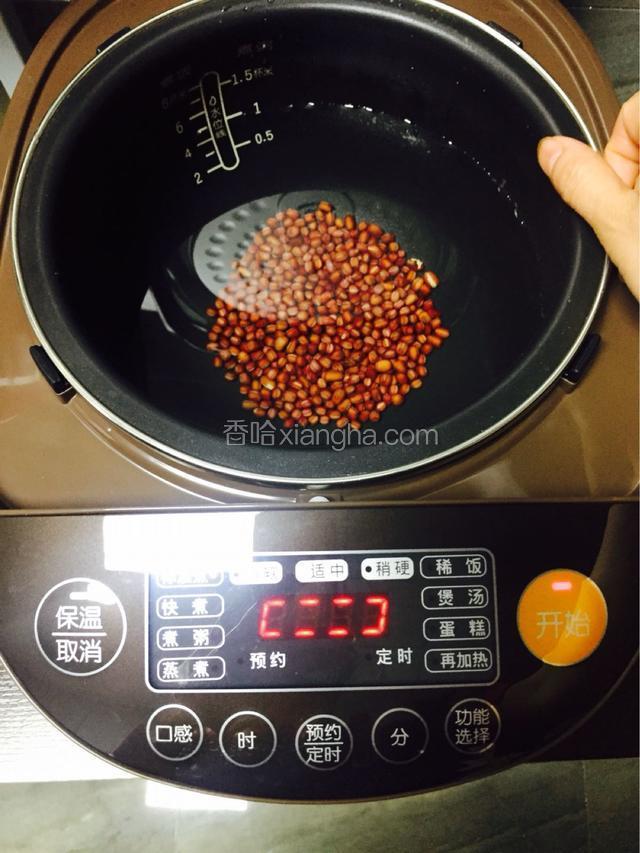 把内胆擦干水分，放入电饭煲内，