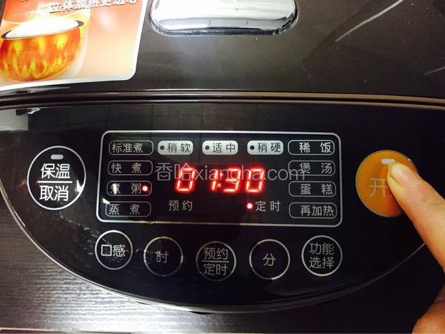 选择煮粥功能键，按下开始启动！如果是高压锅的话选择煮豆键，煮完等到气压降下来，开锅再放糯米和冰糖一起进去，再按煮粥功能也可。
