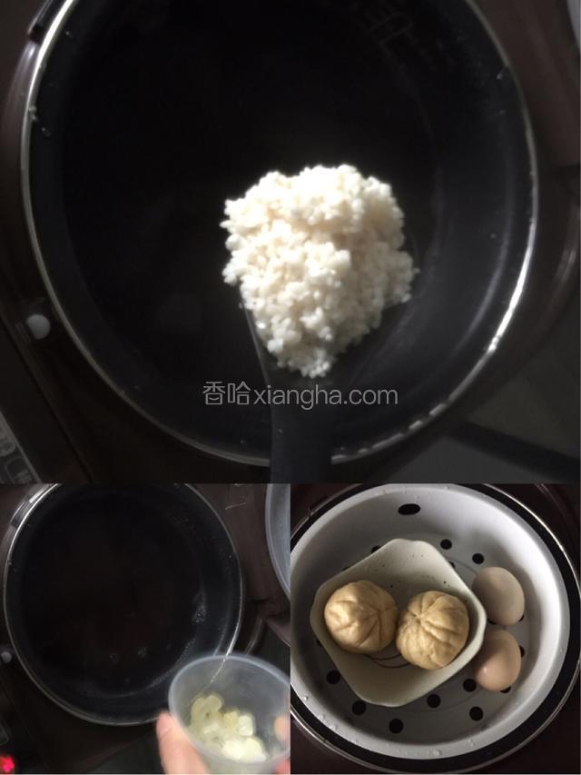 把浸泡好的糯米洗净倒入电饭煲中，加入冰糖30g，铲子抄匀，盖上锅盖继续煮30分钟。我还放了两鸡蛋和小包子在电饭煲蒸架上了，蛮方便的呢！