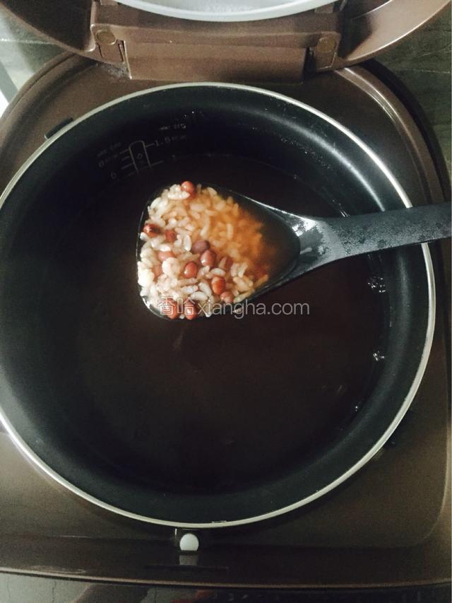 1个半小时后红小豆糯米粥煮好了，十分钟后开盖即可。如果喜欢豆煮烂点的话，红小豆直接煮粥键煮好后，加入糯米和冰糖再按快煮键继续煮半小时！