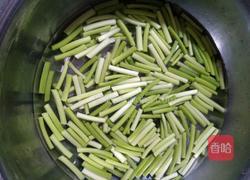 蒜台肉丝的做法图解2