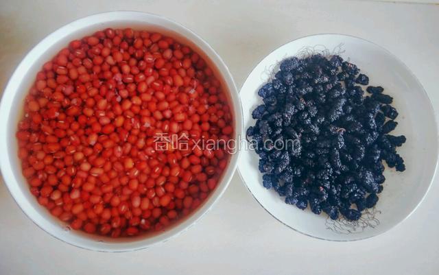 桑椹控干水份，红豆用水泡一夜。