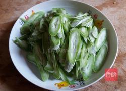 猪肉炒蛇瓜的做法图解2