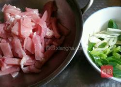 猪肉炒蛇瓜的做法图解3