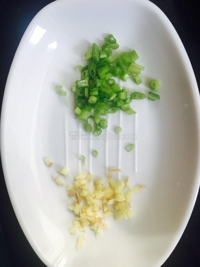 葱姜切末备用。