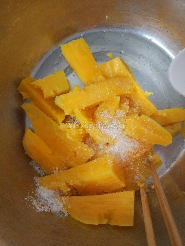 蒸熟后的红薯，趁热加入适量白糖
