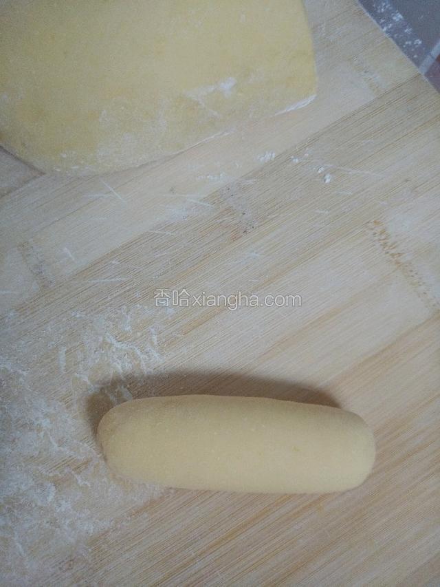 用少量的面搓成条状