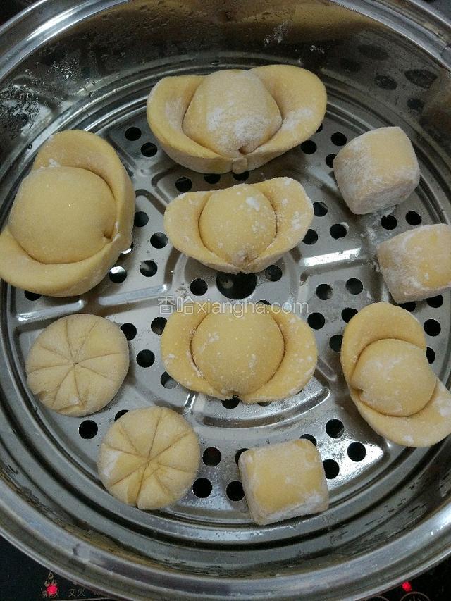 上锅蒸熟，不用蒸布就在箅子上面擦一层油就好了，大元宝小元宝都有，还有小馒头