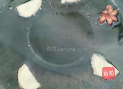 五花肉炖白菜粉条的做法图解2