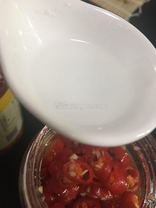 拌匀后装入事先准备好的瓶子里，再加入适量的白酒。