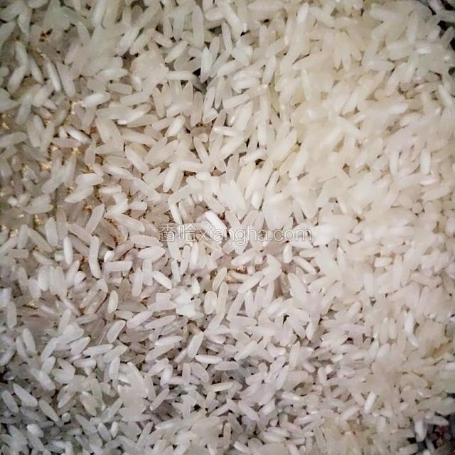 量取大米放入电饭煲