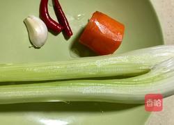 蒜泥胡萝卜炒西芹的做法图解1